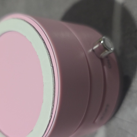 NWT Vacuum Suction Magnetic Phone Holder - Picture 4 of 4